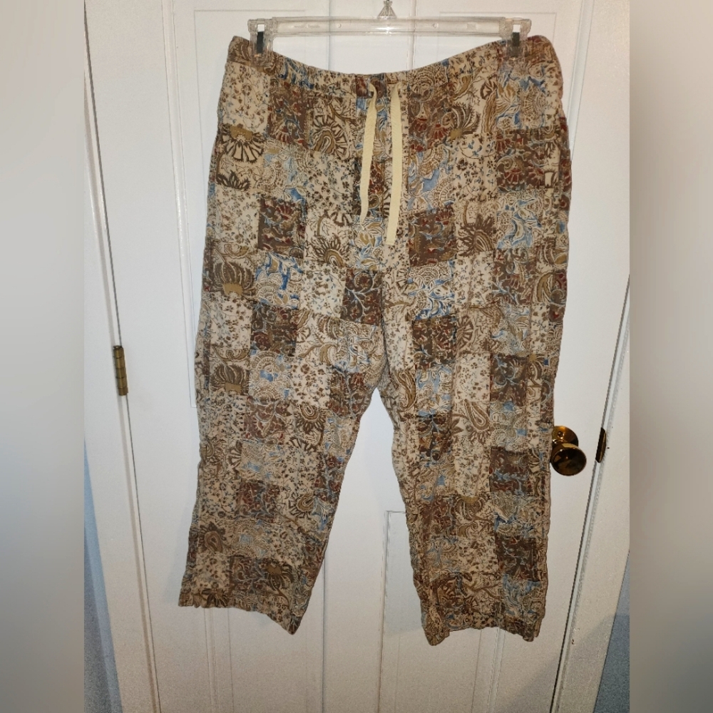 ORVIS Women's Capris Size 16; pretty khaki tone patchwork pattern